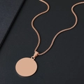 Collana minimalista in acciaio inossidabile oro rosa con pendente a disco su base scura - Oro rosa