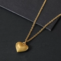 Collar con colgante de corazón dorado con acabado mate sobre fondo gris elegante - 16.3x16mm Corazón + Cadena de Cruz Plana (45+5cm) / Estilo Dorado