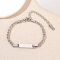 Close-up van gepolijste roestvrijstalen Figaro-armband met blanco graveerplaatje - Zilver