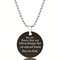 Macro-opname van zwarte roestvrijstalen hanger met motiverende tekst en zilveren bolletjesketting - Moed Stijl (Y00005) / Zwart