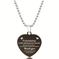Macro-opname van zwarte hartvormige hanger met gegraveerde vriendschapstekst aan de ketting - Humoristische Vriendschap Hart Stijl (X00007) / Zwart