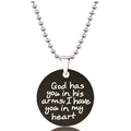 Detail van zwarte herdenkingshanger met gegraveerde tekst God has you in his arms - Gods Zorg Sentiment Stijl (Y00013) / Zwart