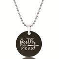 Detail van zwarte ronde hanger met faith OVER FEAR gravure en zilveren bolletjesketting - Geloof Boven Angst Inspirerende Stijl (Y00015) / Zwart