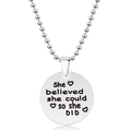 Detailopname van zilveren ronde hanger met gegraveerde quote en ballchain ketting - Ze Geloofde Dat Ze Kon Stijl (Y00001) / Zilver