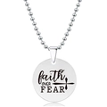 Macrodetail van de ronde roestvrijstalen hanger met faith OVER FEAR gravure en kruisicoon - Geloof Boven Angst Citaat Stijl (Y00015) / Zilver