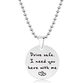 Detailopname van de zilveren ronde hanger met gegraveerde tekst en roestvrijstalen ketting - Rijd Veilig Citaat Stijl (Y00018) / Zilver