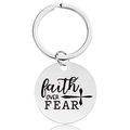 Detailansicht des Schlüsselanhängers aus Edelstahl mit der Gravur faith OVER FEAR und Kreuz - Silber (Y00015)