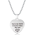 Detailopname van de stalen hartvormige hanger met MOM-citaat en handpatroon - Hand in Hand Stijl (X00002)