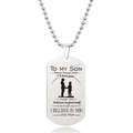 Macrodetail van de zilveren militaire hanger met kogelketting en gegraveerd silhouet - Moeder en Zoon Inspirerende Zorg Stijl (W00009)