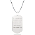 Macro-opname van roestvrijstalen dog tag ketting met lasergraveerde inspirerende tekst - Inspirerende Citaten Klassieke Stijl (W00012)