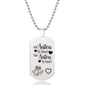 Detail van de balletjesketting met gegraveerde tekst voor zussen op stalen hanger - Zussen Emotionele Tekststijl (W00023)