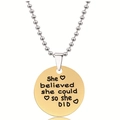 Macro-detail van ronde gouden hanger met de tekst She believed she could so she DID erop - She believed she could so she DID Inspirerende Quote (Y00001) / Goud