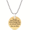 Detail van een gouden ronde hanger met gravure aan een zilveren bolletjesketting - Ronde Inspirerende Quote Stijl (Y00005)