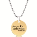 Detail van de gouden ronde hanger gegraveerd met I love you to the moon tekst - I Love You To The Moon And Back Quote (Y00007)