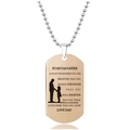Detalle del collar de placa en oro rosa con mensaje grabado y silueta de padre e hija - Estilo Inspirador Para Hija(W00007)