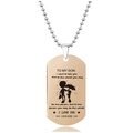 Detalle del colgante de placa de oro rosa con silueta padre-hijo y mensaje grabado - Padre Hijo Bajo Paraguas(W00011)