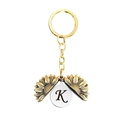 Détail du porte-clés tournesol montrant des pétales ouverts avec lettre K gravée - Style Lettre K (T00035) / Or