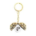 Détail d'un porte-clés tournesol doré s'ouvrant pour révéler une lettre P artistique - Style Lettre P (T00040) / Or