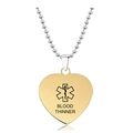 Vista de cerca del colgante de corazón dorado con Star of Life y grabado Blood Thinner - Estilo Dorado Anticoagulante (X00022)