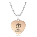Detalle del collar médico con forma de corazón en oro rosa para alerta de diabetes tipo 2 - Estilo Oro Rosa Diabetes Tipo 2 (X00020)