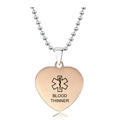 Primer plano del colgante médico de corazón en oro rosa con estrella de vida y grabado - Estilo Oro Rosa Anticoagulante (X00022)