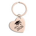 Porte-clés de remise des diplômes 2026 en or rose avec pendentif cœur et logo mortier - Or Rose Class of 2026 avec Chapeau (TX0026)