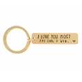 Makroaufnahme von poliertem goldenem Schlüsselanhänger mit Gravur I LOVE YOU MOST - Gebürstetes Gold (I Love You Most)