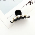 Elegante pinza de pelo negra con perlas blancas y diamantes dorados sobre acrílico - M
