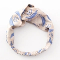 Breites Haarband mit rosa-blauem Bananenblatt-Print und stylischem Knotendesign - Gekreuzter Knoten / Aprikose