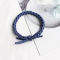 Elastico per capelli intrecciato blu navy con nodo su sfondo dal design minimale - Blu navy