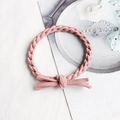 Elastico per capelli intrecciato rosa con nodo su sfondo bianco e piatto verde menta - Rosa