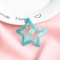 Pasador de estrella verde menta con purpurina plateada sobre fondo rosa suave - Azul con Purpurina