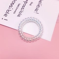 Schicker Perlglanz Spiral-Haargummi mit holografischem Finish auf rosa Hintergrund - Irisierendes Weiß Groß