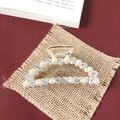 Dettaglio della molletta per capelli dorata con perle e strass su tessuto di lino - Arco Grande con Perle e Strass