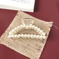 Dettaglio di un fermaglio per capelli dorato con perle e strass su tela di sacco - Arco Grande con Perle
