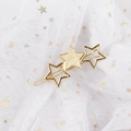 Detalle de pinza para el pelo estrella dorada con textura mármol sobre malla de estrellas - Amarillo Con Estrellas