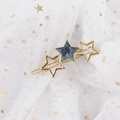 Primer plano detallado de una pinza de estrella con acabado dorado y mármol gris - Estrella - Azul