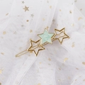 Detalle del pasador de estrella dorada con incrustación de textura de mármol verde - Estrella Verde