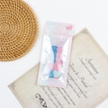 Barrettes à cheveux rose et bleu dans une pochette à cœurs sur un fond vintage chic - Bleu + Rose