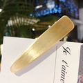 Barrette élégante en métal doré avec texture brossée sur une carte cadeau blanche - Style Triangle Plein Fin Doré