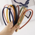 Dettaglio di cerchietti opachi colorati con dentini antiscivolo per acconciatura - Colori Misti