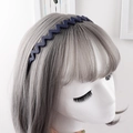 Dettaglio di un cerchietto ondulato blu navy opaco con denti antiscivolo su un modello - Blu navy