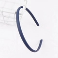 Dettaglio del cerchietto blu opaco con denti interni antiscivolo per una presa sicura - Blu navy
