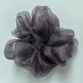 Detail von grauem Organza-Haargummi mit metallischem Schimmer und Faltenwurf - Perlmutt Oversize Violett