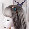Nahaufnahme eines minimalistischen welligen Stirnbands mit Perlen auf grauem Haar - Kaffeebraun