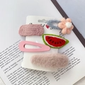Detailaufnahme des fünfteiligen rosa Kunstpelz- und Strick-Haarklammer-Sets - Wassermelone-Stil