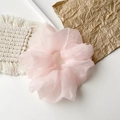 Detail eines rosa Organza-Haargummis mit feiner Plisseestruktur und weichem Netzstoff - Organza Hellrosa