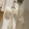 Detailansicht des eleganten weißen Organza-Haargummis mit schwarzem elastischem Band - Weiß