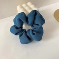 Nahaufnahme eines dunkelblauen Scrunchies aus Rippstoff mit eleganten Wellenfalten - Dunkelblau