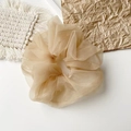 Detailstruktur eines übergroßen Organza-Haargummis in Champagner mit glänzenden Kanten - Organza Hellkaffee
